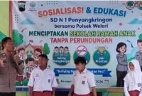 Petugas Polsek Weleri memberikan edukasi bahaya bullying kepada siswa SD N 1 Penyangkringan, Kecamatan Weleri, Kendal, Senin (25/5/2026). (Istimewa/Wawasannews)