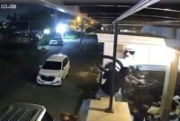 Foto tangkap layar  rekaman CCTV memperlihatkan komplotan maling beraksi di rumah Kepala Dinas Pertanian dan Pangan Kendal, Pandu Rapriat Rogojati, di Perumahan Green House, Kelurahan Ngilir, Selasa (26/5/2026) dini hari. (Istimewa/Wawasannews)