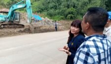Ketua Komisi C DPRD Kabupaten Kendal, Sisca Meritani, melakukan sidak ko lokasi pengerukan tanah di kawasan Sepetek, Desa Kertosari, Kecamatan Singorojo, Kamis (21/5/2026). Foto: Wawasannews.com
