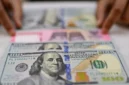 Arsip - Karyawan memperlihatkan uang pecahan rupiah dan dolar Amerika Serikat (AS) di gerai penukaran mata uang asing Ayu Masagung, Jakarta, Selasa (12/5/2026). (Istimewa/Wawasannews)
