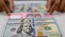 Arsip - Karyawan memperlihatkan uang pecahan rupiah dan dolar Amerika Serikat (AS) di gerai penukaran mata uang asing Ayu Masagung, Jakarta, Selasa (12/5/2026). (Istimewa/Wawasannews)