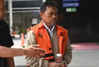 Tersangka kasus dugaan pemerasan di Pemkab Cilacap Sadmoko Danardono (kanan) berjalan menuju ruang pemeriksaan di Gedung Merah Putih KPK, Jakarta, Kamis (7/5/2026). (Istimewa/Wawasannews)