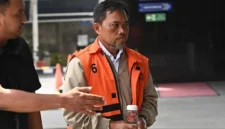 Tersangka kasus dugaan pemerasan di Pemkab Cilacap Sadmoko Danardono (kanan) berjalan menuju ruang pemeriksaan di Gedung Merah Putih KPK, Jakarta, Kamis (7/5/2026). (Istimewa/Wawasannews)