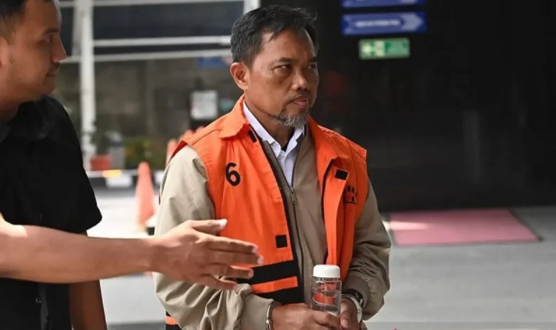 Tersangka kasus dugaan pemerasan di Pemkab Cilacap Sadmoko Danardono (kanan) berjalan menuju ruang pemeriksaan di Gedung Merah Putih KPK, Jakarta, Kamis (7/5/2026). (Istimewa/Wawasannews)