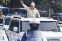 Presiden Prabowo Subianto menyapa massa buruh dari mobil kepresidenan saat menuju lokasi peringatan Hari Buruh Internasional atau May Day 2026 di kawasan Monumen Nasional (Monas), Jakarta, Jumat (1/5/2026). (Istimewa/Wawasannews)