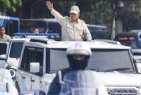 Presiden Prabowo Subianto menyapa massa buruh dari mobil kepresidenan saat menuju lokasi peringatan Hari Buruh Internasional atau May Day 2026 di kawasan Monumen Nasional (Monas), Jakarta, Jumat (1/5/2026). (Istimewa/Wawasannews)