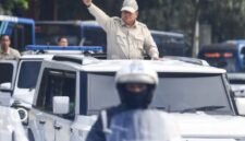 Presiden Prabowo Subianto menyapa massa buruh dari mobil kepresidenan saat menuju lokasi peringatan Hari Buruh Internasional atau May Day 2026 di kawasan Monumen Nasional (Monas), Jakarta, Jumat (1/5/2026). (Istimewa/Wawasannews)