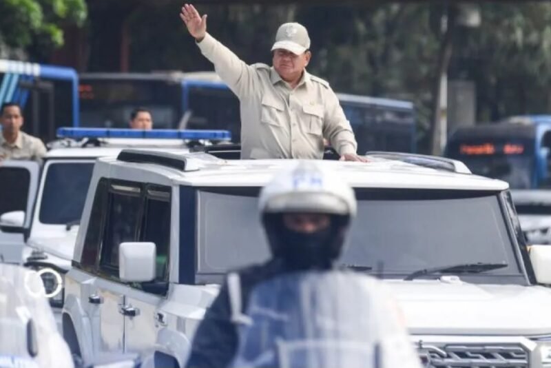 Presiden Prabowo Subianto menyapa massa buruh dari mobil kepresidenan saat menuju lokasi peringatan Hari Buruh Internasional atau May Day 2026 di kawasan Monumen Nasional (Monas), Jakarta, Jumat (1/5/2026). (Istimewa/Wawasannews)