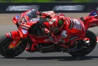 Pembalap Ducati Lenovo Team Francesco Bagnaia memacu kecepatan motornya dalam sesi latihan bebas MotoGP Indonesia 2025 di Sirkuit Internasional Pertamina Mandalika, Lombok Tengah, Nusa Tenggara Barat, Jumat (3/10/2025). (Istimewa/Wawasannews).