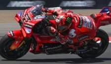 Pembalap Ducati Lenovo Team Francesco Bagnaia memacu kecepatan motornya dalam sesi latihan bebas MotoGP Indonesia 2025 di Sirkuit Internasional Pertamina Mandalika, Lombok Tengah, Nusa Tenggara Barat, Jumat (3/10/2025). (Istimewa/Wawasannews).