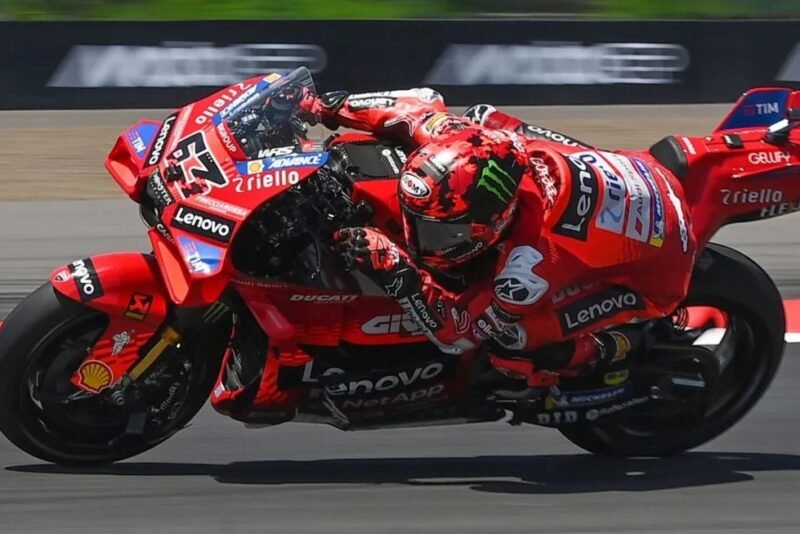 Pembalap Ducati Lenovo Team Francesco Bagnaia memacu kecepatan motornya dalam sesi latihan bebas MotoGP Indonesia 2025 di Sirkuit Internasional Pertamina Mandalika, Lombok Tengah, Nusa Tenggara Barat, Jumat (3/10/2025). (Istimewa/Wawasannews).