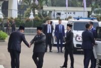Presiden Prabowo Subianto (kanan) disambut oleh Menteri Pertahanan Sjafrie Sjamsoeddin (kiri) saat mendatangi tempat persemayaman jenazah Jenderal TNI (Purn) Ryamizard Ryacudu di Kantor Kementerian Pertahanan, Jakarta Pusat, Senin (1/6/2026). (Istimewa/Wawasannews)