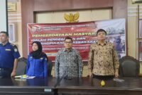 Ketua DPRD Kendal Mahfud Sodiq, Anggota DPRD Kendal H. Rubianto, dan Kabid Kebakaran dan Penyelamatan Kabupaten Kendal Yenti Hariyani saat memberikan sosialisasi pencegahan dan penanggulangan kebakaran kepada masyarakat. (Foto: Wwn/Wawasannews.com)