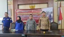 Ketua DPRD Kendal Mahfud Sodiq, Anggota DPRD Kendal H. Rubianto, dan Kabid Kebakaran dan Penyelamatan Kabupaten Kendal Yenti Hariyani saat memberikan sosialisasi pencegahan dan penanggulangan kebakaran kepada masyarakat. (Foto: Wwn/Wawasannews.com)