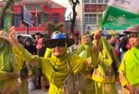 Peserta Karnaval Tahun Baru Islam 1448 Hijriah melintas di kawasan Kaliwungu, Selasa (16/6/2026). Kegiatan yang digelar MWCNU Kaliwungu bersama Banom NU tersebut diikuti sekitar 500 peserta dari 26 rombongan. (Istimewa/Wawasannews)