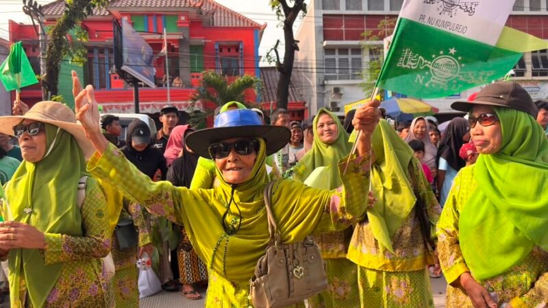 Peserta Karnaval Tahun Baru Islam 1448 Hijriah melintas di kawasan Kaliwungu, Selasa (16/6/2026). Kegiatan yang digelar MWCNU Kaliwungu bersama Banom NU tersebut diikuti sekitar 500 peserta dari 26 rombongan. (Istimewa/Wawasannews)