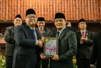 Gubernur Jawa Tengah Ahmad Luthfi (kanan) menerima Laporan Hasil Pemeriksaan (LHP) LKPD Tahun Anggaran 2025 dari BPK RI dalam Rapat Paripurna DPRD Jawa Tengah di Semarang. (Istimewa/Wawasannews)