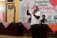 Pemegang rekor dunia panjat tebing nomor speed, Aries Susanti Rahayu, memberikan materi dalam Coaching Clinic Panjat Tebing FPTI Kendal di Wisma Atlet GOR Baru Kendal, Minggu (7/6/2026). (Istimewa/Wawasannews)