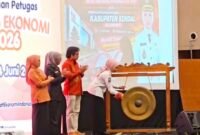 Bupati Kendal, Dyah Kartika Permanasari, menabuh gong sebagai tanda dibukanya Pelatihan Petugas Sensus Ekonomi (SE) 2026 Kabupaten Kendal di GM Setos Hotel Semarang, Kamis (4/6/2026). Foto : Istimewa/Wawasannews