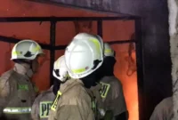 Kebakaran melanda sebuah rumah dinas milik Dinas Pertamanan di area Tempat Pemakaman Umum (TPU) di Jalan Kebon Nanas, RT 01/RW 05, Kelurahan Cipinang Besar Selatan, Kecamatan Jatinegara, Jakarta Timur, Minggu (31/5/2026). (Istimewa/Wawasannews)