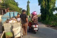Relawan Sedekaholic Community Kendal membagikan nasi bungkus kepada warga di wilayah Kabupaten Kendal. (Foto: Wawasannews/Dok. Sedekaholic Community)