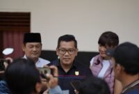 Ketua DPRD Kendal Mahfud Sodiq bersama Ketua Komisi C Sisca Meritania dan Wakil Ketua Komisi C Nurul Mujib meninjau renovasi Stasiun Kaliwungu dalam rangka persiapan reaktivasi layanan kereta api penumpang, Senin (8/6/2026). Foto: Zidnal/Wawasannews.