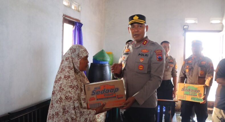 Terobos Rob 2 Kilometer, Kapolres Kendal Datangi Rumah Warga yang Terisolasi di Balok