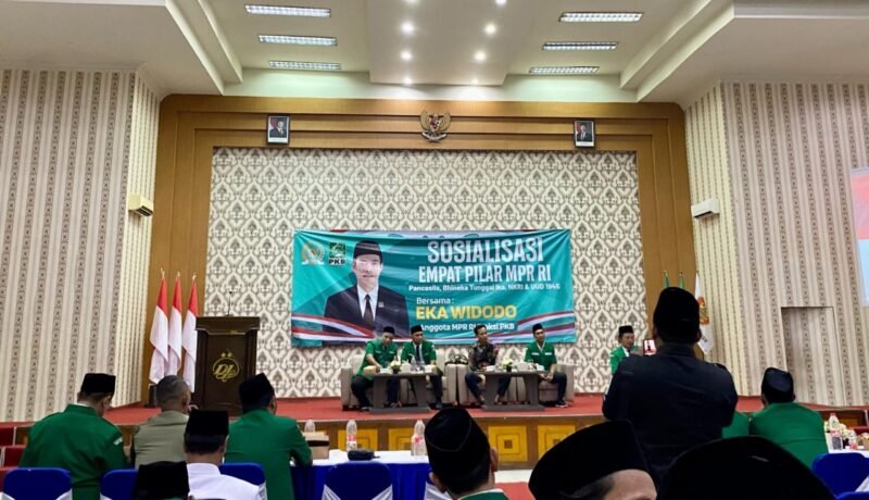 Anggota MPR RI Eka Widodo (Edo) menyampaikan materi sosialisasi Empat Pilar Kebangsaan kepada kader GP Ansor Kabupaten Brebes di Ballroom Hotel Dedy Jaya Brebes. Istimewa/WawasanNews.com